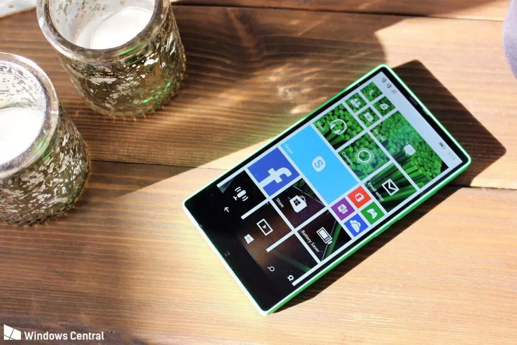 У Microsoft был смартфон Lumia с тонкими рамками вокруг дисплея
