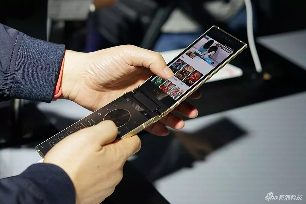 В Китае представлена новая элитная Android-раскладушка Samsung W2018