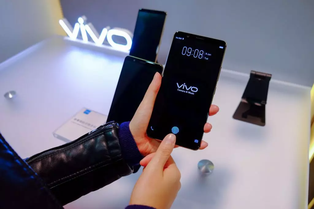 Первый в мире смартфон со сканером отпечатков пальцев на дисплее поступит в продажу в конце января