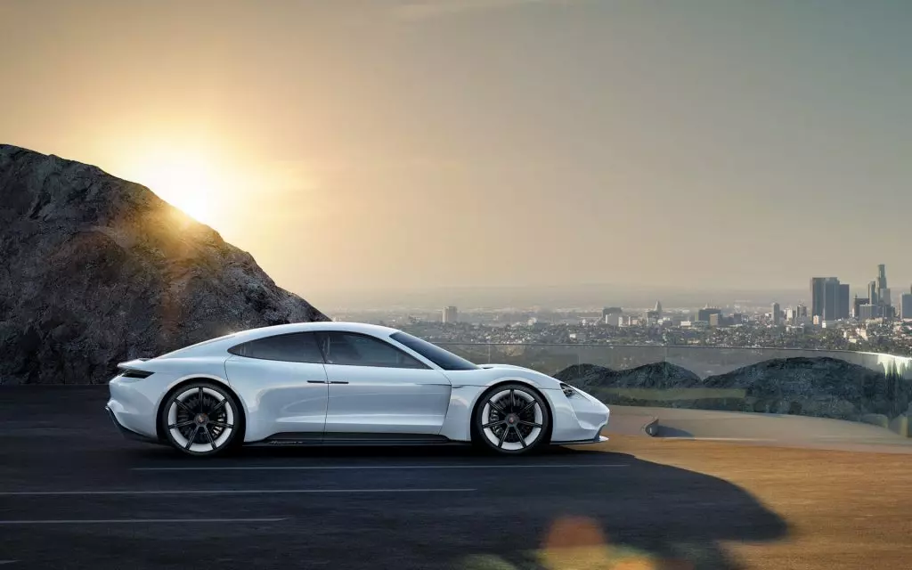 Porsche создаст для электрокара Mission E сеть станций быстрой зарядки
