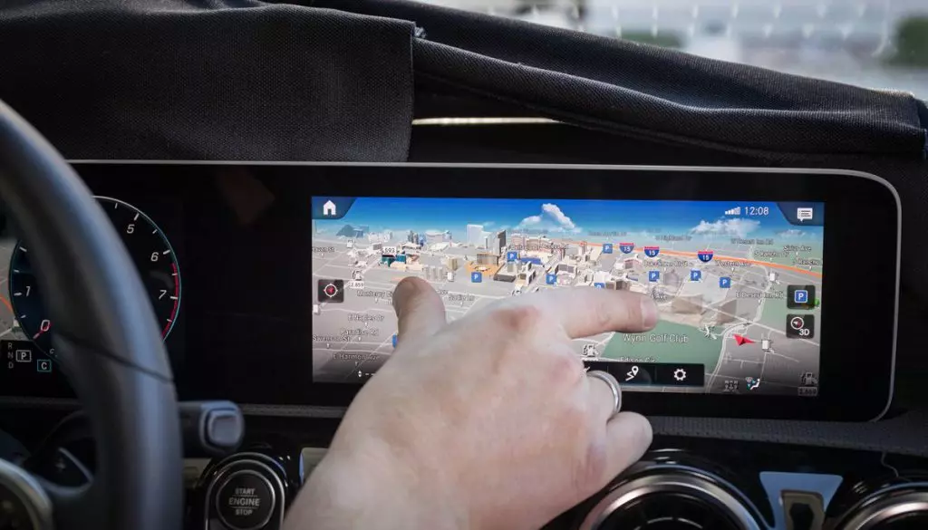 Автопроизводители против технологических гигантов: кто победит в войне информационно-развлекательных систем в автомобиле?